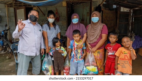 Ko Lanta Noi, Ko Lanta District, Krabi, Thailand  October 1st 2021 A Poor Rural Thai Family Receive Food Parcels During Covid Pandemic