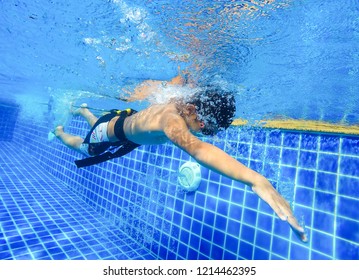 KO SAMUI THAILAND, OCTOBER 28 ,2018 : Asian Youth Swimmer Of Samui Swim Team ,Thanawin Is Training Freestyle-swim Resistance With Swim Bungee Training Belt In Swimming Pool. 