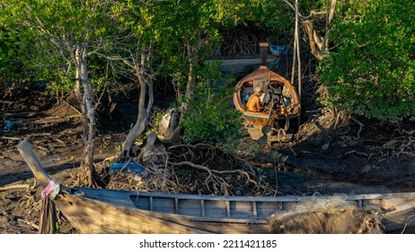 Koh Jum, Thailand-January 2020: Rural Countryside View Of A Small Local Village During A Beautiful Sunny Day In The Tropical Environment Of Thailand Island. The Real Everyday Life Of Thai People.