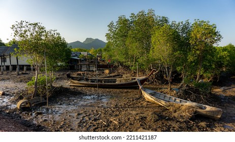 Koh Jum, Thailand-January 2020: Rural Countryside View Of A Small Local Village During A Beautiful Sunny Day In The Tropical Environment Of Thailand Island. The Real Everyday Life Of Thai People.