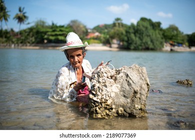 KOH SAMUI ISLAND, THAILAND. 25 March 2016:Portrait Of Indigenous Woman On Koh Samui Island. A Worker Old Woman Who Collects Shellfish.