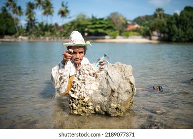 KOH SAMUI ISLAND, THAILAND. 25 March 2016:Portrait Of Indigenous Woman On Koh Samui Island. A Worker Old Woman Who Collects Shellfish.