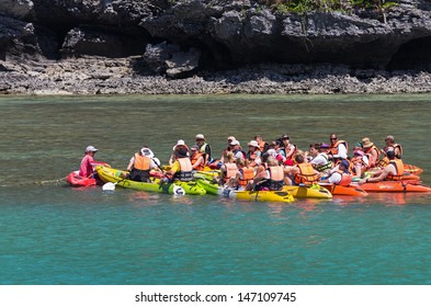 KOH SAMUI, THAILAND - JUNE 30:undefined Instructor Are Introducing Many Traveler Over The Sea About How To Padding Kayak On June 30, 2013.  Koh Samui Is The Third Largest Island Of Thailand.