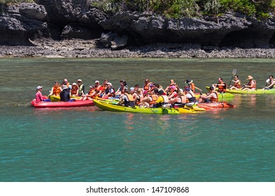 KOH SAMUI, THAILAND - JUNE 30:undefined Instructor Are Introducing Many Traveler Over The Sea About How To Padding Kayak On June 30, 2013.  Koh Samui Is The Third Largest Island Of Thailand.