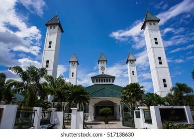 Kok Lanas ,Ketereh - 15/11/2016 : View of Aisya mosque in Kok Lanas Kelantan Malaysia with beautiful blue sky morning. - Shutterstock ID 517138630