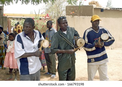 KOKEMNOURE, BURKINA FASO - FEBRUARY 24: Establishment of the new chief of Kokemnoure. The griots recite in rhythm the history of the family of the new chief. February 24, 2007