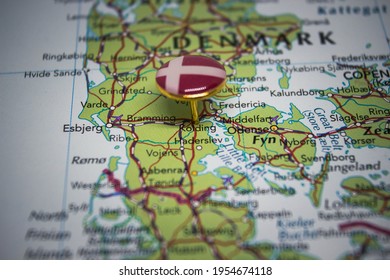 Kolding pinned on a map with the flag of Denmark