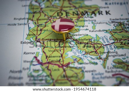 Kolding pinned on a map with the flag of Denmark