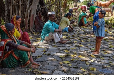 Kolhapur, India- March 16th 2019; Statue Of Indian Villagers Wearing Traditions And Simple Cloths Sitting Under Tree And Enjoying Lunch And Spending Time With Family Members, At Kanheri Math Museum.