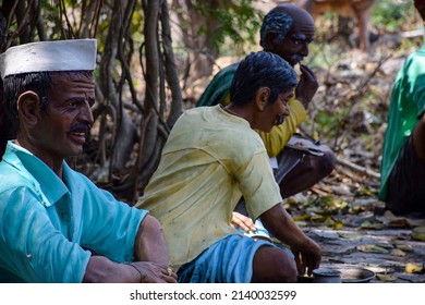 Kolhapur, India- March 16th 2019; Statue Of Indian Villagers Wearing Traditions And Simple Cloths Sitting Under Tree And Enjoying Lunch And Spending Time With Family Members, At Kanheri Math Museum.