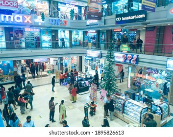 Kolkata, 01-03-2021: High Angle Interior View Of A Multi-storey Shopping Mall During New Year's Festive Season, With Crowd Of People Wearing Protective Face Mask Due To Covid-19 Pandemic.