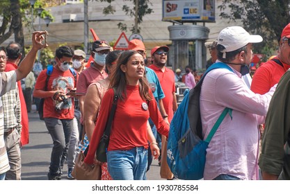 Kolkata, 02-28-2021: Communist Party Of India Marxist (CPIM) Party Supporters Walking In A Political Rally On Their Way To Attend Brigade Parade Ground Meeting. Some Of Them Are Carrying Party Flags.