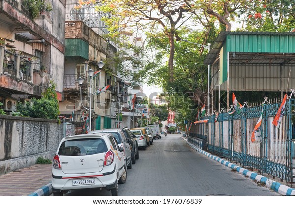 Kolkata,
05-16-2021: Long queue of private cars parked at roadside on the
first day of statewide lockdown to tackle spread of coronavirus
pandemic. Al most no people are seen on
road.