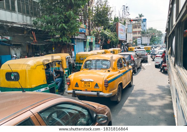 Kolkata, 08/30/2020: Busy traffic with long\
queue to cars near a traffic signal in Rashbehari Avenue. With\
India Unlock 5 policy, city traffic gradually becoming normal after\
prolonged covid\
lockdown.