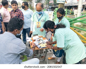 Kolkata, 11-01-2021: Gathering Of Mostly Office Workers And Medical Technicians At A Roadside Free Health Checkup Camp Organised By An NGO, At Sector V, Saltlake Which Is A Major BPO Hub In State.