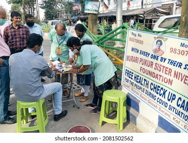 Kolkata, 11-01-2021: Gathering Of Mostly Office Workers And Medical Technicians At A Roadside Free Health Checkup Camp Organised By An NGO, At Sector V, Saltlake Which Is A Major BPO Hub In State.