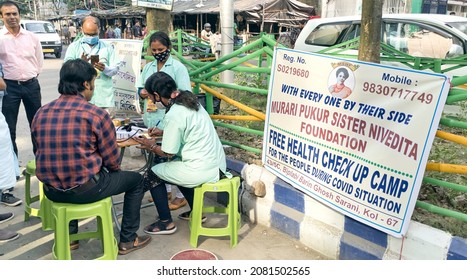 Kolkata, 11-01-2021: Gathering Of Mostly Office Workers And Medical Technicians At A Roadside Free Health Checkup Camp Organised By An NGO, At Sector V, Saltlake Which Is A Major BPO Hub In State.