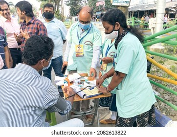 Kolkata, 11-01-2021: Gathering Of Mostly Office Workers And Medical Technicians At A Roadside Free Health Checkup Camp Organised By An NGO, At Sector V, Saltlake Which Is A Major BPO Hub In State.