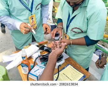 Kolkata, 11-01-2021: Health Technicians Checking Blood Sugar Level Of A Person, Using A Digital Glucometer At A Roadside Free Health Checkup Camp Organised By An NGO, At Sector V, Saltlake.