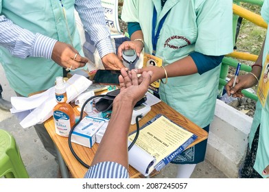 Kolkata, 11-01-2021: Health Technicians Checking Blood Sugar Level Of A Person, Using A Digital Glucometer At A Roadside Free Health Checkup Camp Organised By An NGO, At Sector V, Saltlake.