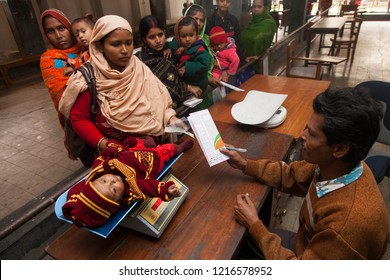 Kolkata, 24 Parganas (S), India - 12th January 2013: Mother With Their Children Have Come To The Outdoor Of A Clinic/hospital To Take Weight Of The Children In The Scale To Monitor The Growth