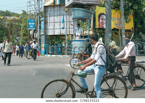 Kolkata, 6/2/2020: India Unlock 1.0. More\
people & cars are seen on road, though in limited numbers. Due\
to Amphan many traffic signals have been damaged, so police are\
manually controlling\
roadsignal