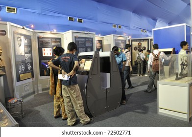 KOLKATA- FEBRUARY 20:  People Gathered Inside A Science Museum Booth During The Information And Communication Technology (ICT) Conference And Exhibition On February 20, 2011 In Kolkata, India.