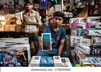 Kolkata, India, 14/03/2020- A Shopkeeper Is Showing A Chinese Mobile On The Chandney Chowk Market At Kolkata, India.