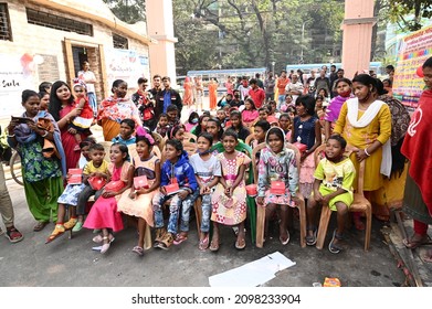 Kolkata, India, 25th December 2021: Santa Claus Giving Presents And Gifts During Christmas To The School Kids, A Charity Event Organised By NGO For Poor Kids In Kolkata, West Bengal.