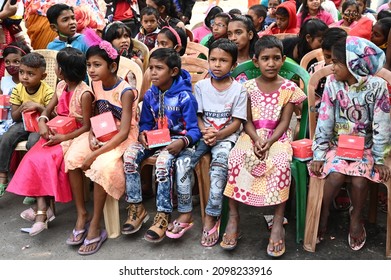 Kolkata, India, 25th December 2021: Santa Claus Giving Presents And Gifts During Christmas To The School Kids, A Charity Event Organised By NGO For Poor Kids In Kolkata, West Bengal.