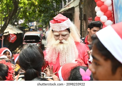 Kolkata, India, 25th December 2021: Santa Claus Giving Presents And Gifts During Christmas To The School Kids, A Charity Event Organised By NGO For Poor Kids In Kolkata, West Bengal.