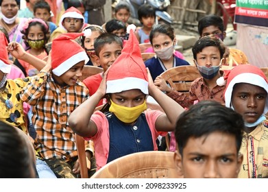 Kolkata, India, 25th December 2021: Santa Claus Giving Presents And Gifts During Christmas To The School Kids, A Charity Event Organised By NGO For Poor Kids In Kolkata, West Bengal.