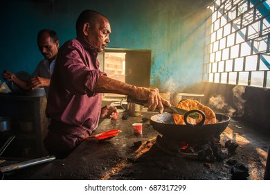 KOLKATA, INDIA - Dec  2 : Unidentified Man Working In The Tea Shop On December 2, 2015.