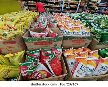 Kolkata, India - Dec 4 2020: Different Varieties Of Edible Mustard Oil Is Available In The Supermarket Of Spencer's In Kolkata Inspite Of Rise In The Price.