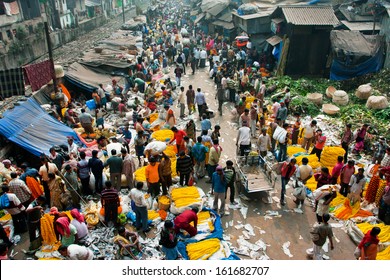 KOLKATA, INDIA - Feb 11: Top View Of Crowd Of Customers And Sellers Of Mullik Ghat Flower Market On February 11, 2013. The Market Is 125 Years Old. More Than 2000 Sellers Work In The Market Every Day