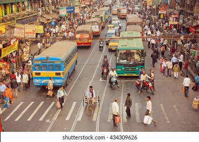 KOLKATA, INDIA - JAN 20: Crossroad Of Busy Modern City In Asia With Cars, Bikes, Walking People And Buses On January 20, 2016 In Calcutta. Kolkata Has A Density Of 814.80 Vehicles Per Km Road Length