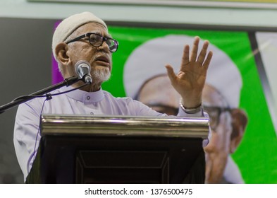 Kompasti Teluk Intan, Perak, Malaysia - April 22, 2019 : Politicians, Tuan Guru Haji Abdul Hadi Awang (President Of PAS) Speech. 