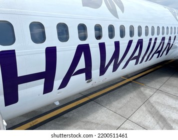 Kona, Hawaii, USA - August 4 2022: Hawaiian Airlines Logo On The Side Of A Boeing 717 Passenger Plane	