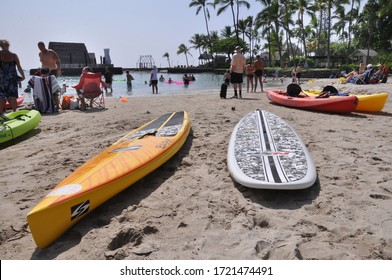 Kona, Hawaii / USA - June 14 2016, People Are Swimming And Sunbathing At Kona Beach, Hawai