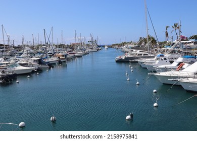 KONA, UNITED STATES - Nov 07, 2021: A Scenic View Of Marina And Harbor With Fishing Boats In Kailua-Kona, Hawaii