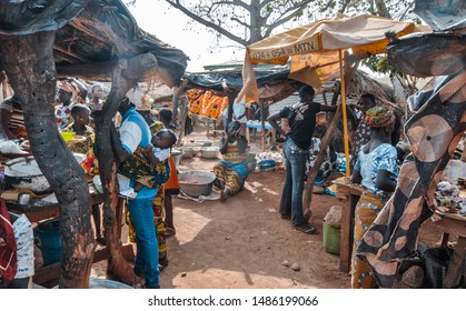 Kongo Village / Ghana - 03.14.2015: Busy Farmer's Market, Northern Ghana. A Woman In The Middle Is Singing And Clapping.