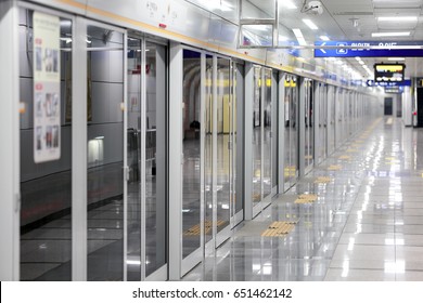 Korea Subway Platform