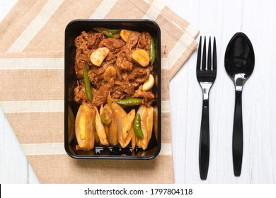 Korean Beef Stir Fry Is A Spicy Korean Beef. That Is Mix With Gochujang Paste, Soy Sauce, Sesame Oil And Herbs In Reusable Plastic Box A Easy Take A Way Package With Spoon And Fork.