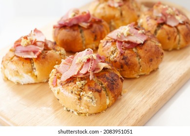 Korean Cream Cheese Garlic Bread With Crispy Bacon