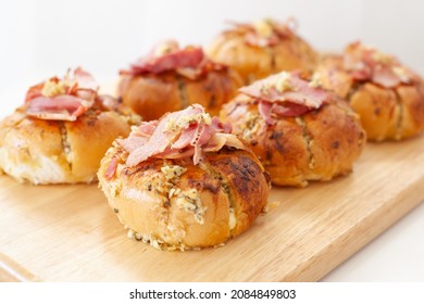 Korean Cream Cheese Garlic Bread With Crispy Bacon