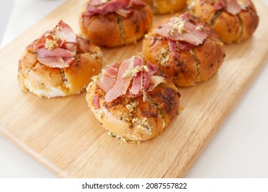 Korean Cream Cheese Garlic Bread With Crispy Bacon