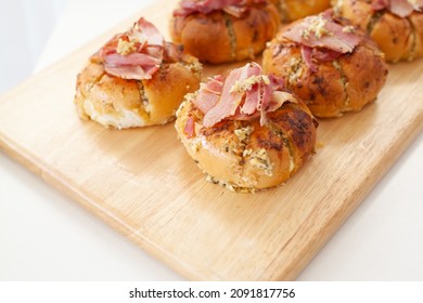 Korean Cream Cheese Garlic Bread With Crispy Bacon