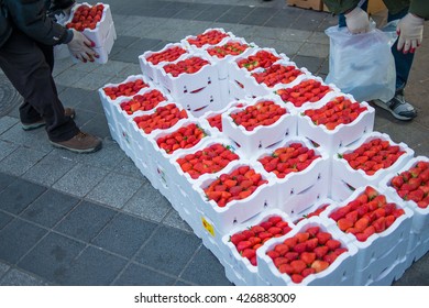 korean strawberries in packaging.