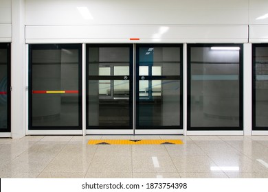 Korean Subway Platform and Screen Door