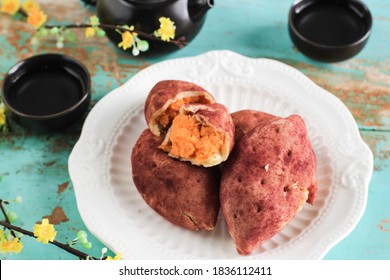 Korean Sweet Potato Mochi Bread, Made From Purple Yam (Goguma), Milk, Sticky Flour, And Starch. Look A Like Real Sweet Potato Bread